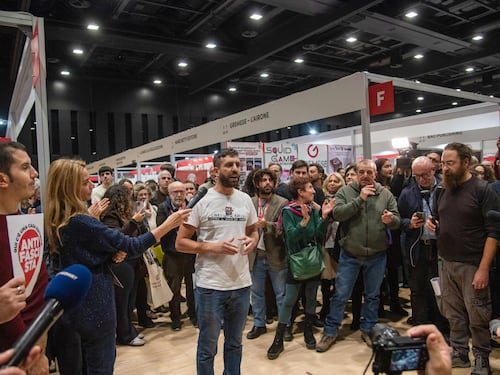 "Degno emule di Ilaria Salis". Gasparri stronca l'agitatore della fiera di Roma
