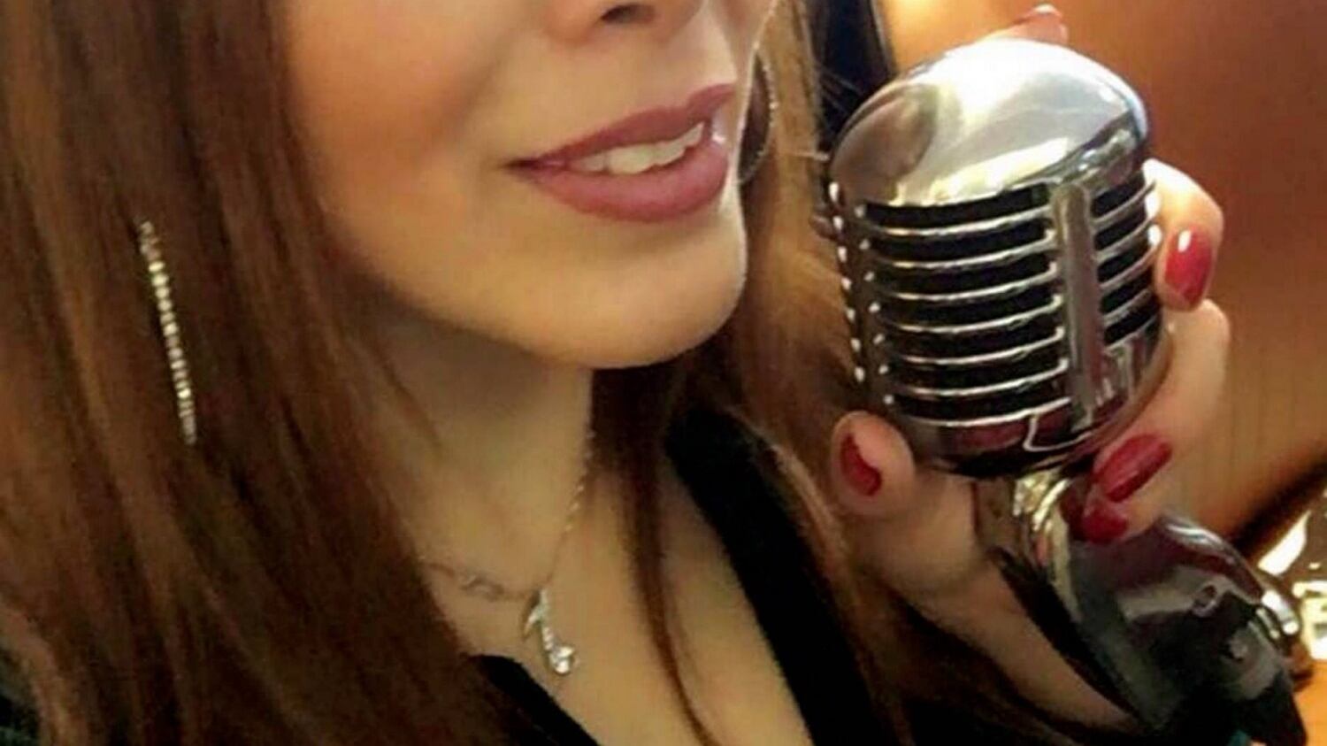 Tragico incidente stradale: morta la cantante Paulina Calahorrano