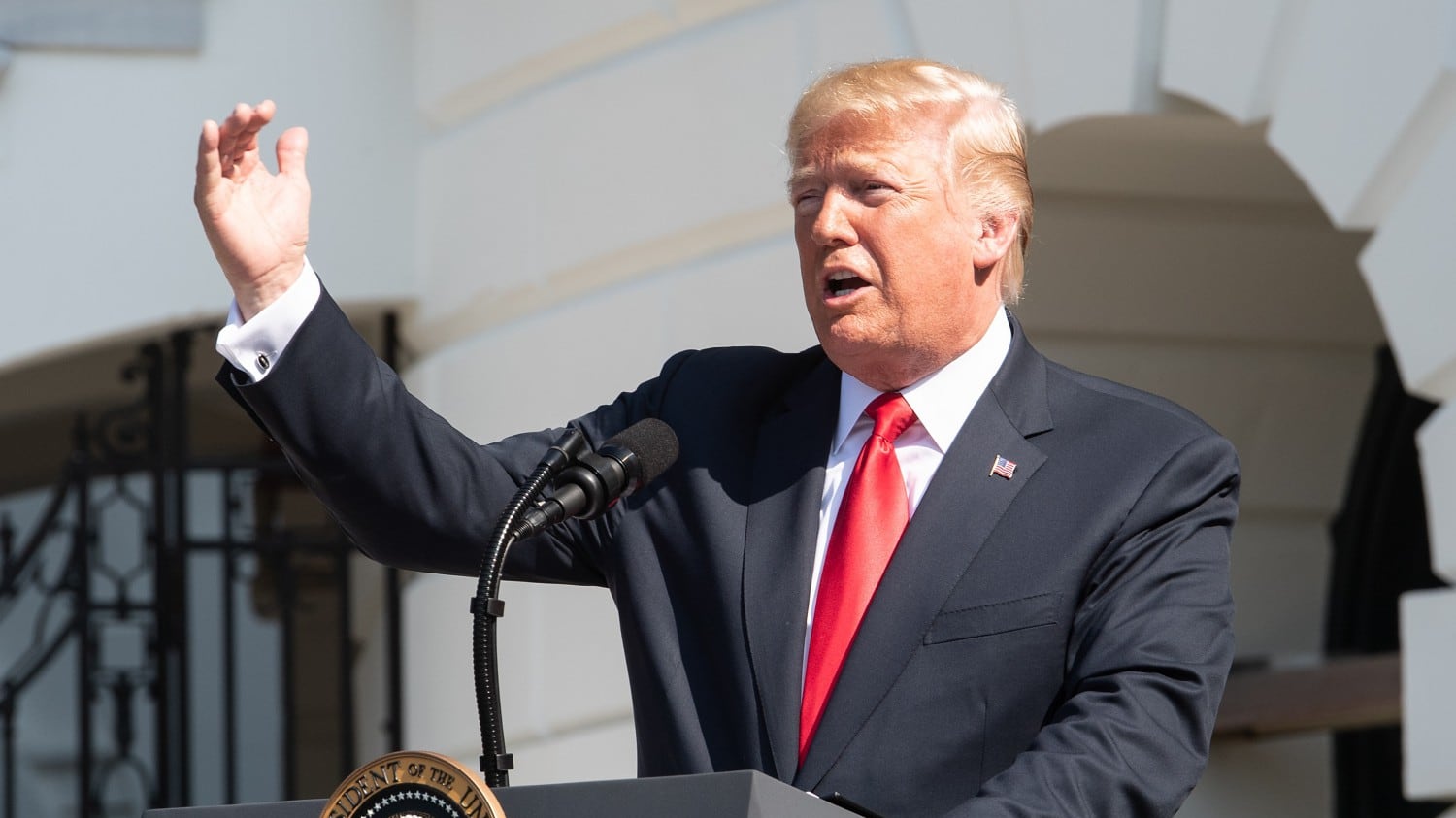 Usa, nuova stretta sui migranti: "O Green card o aiuti pubblici"