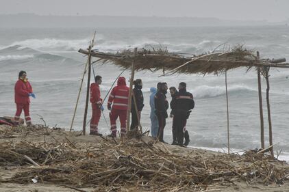 Naufragio in Calabria, si spezza barcone: decine di morti. Le foto 13