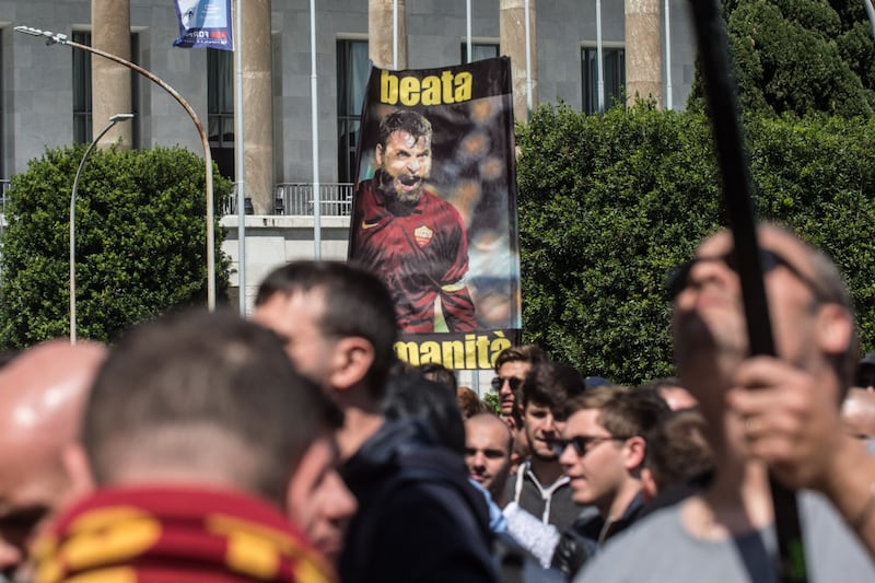I tifosi della Roma protestano per De Rossi 10