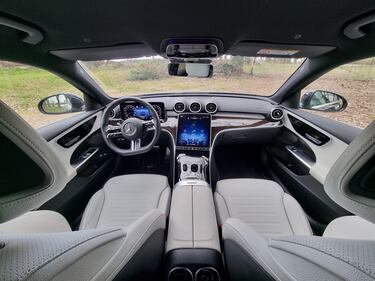 Mercedes Classe C 300e: le foto del plug-in della Stella 24