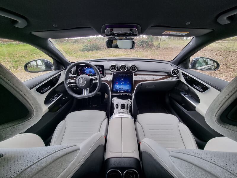 Mercedes Classe C 300e: le foto del plug-in della Stella 24