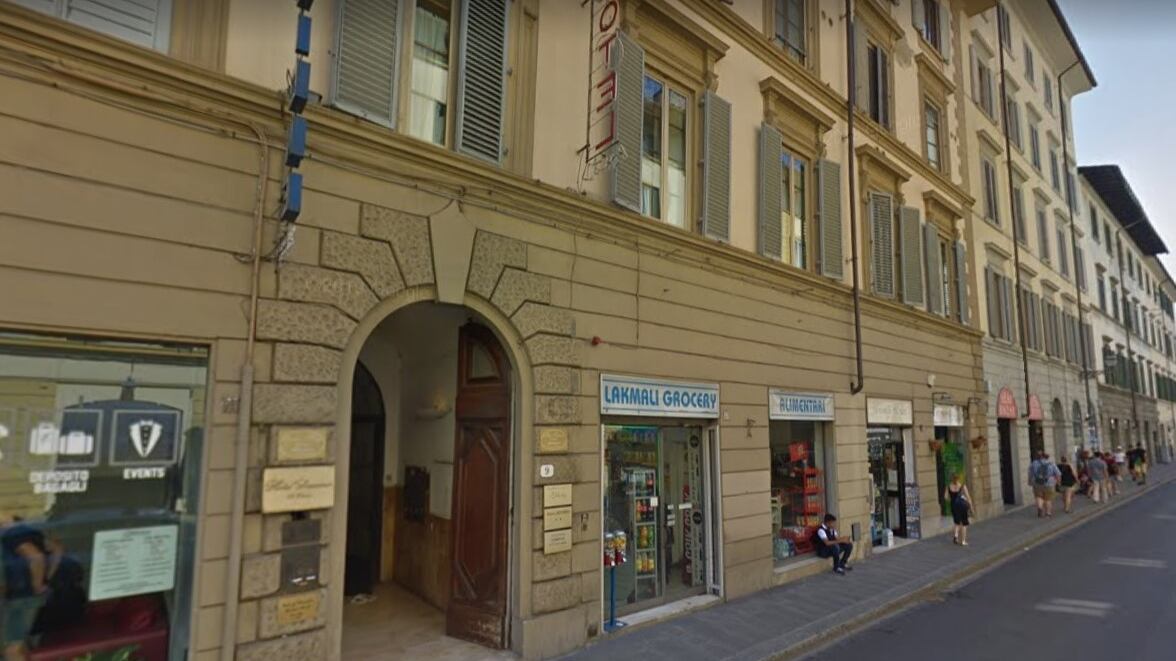 Firenze, magrebini rubano alcolici, poi attaccano e mordono commesso