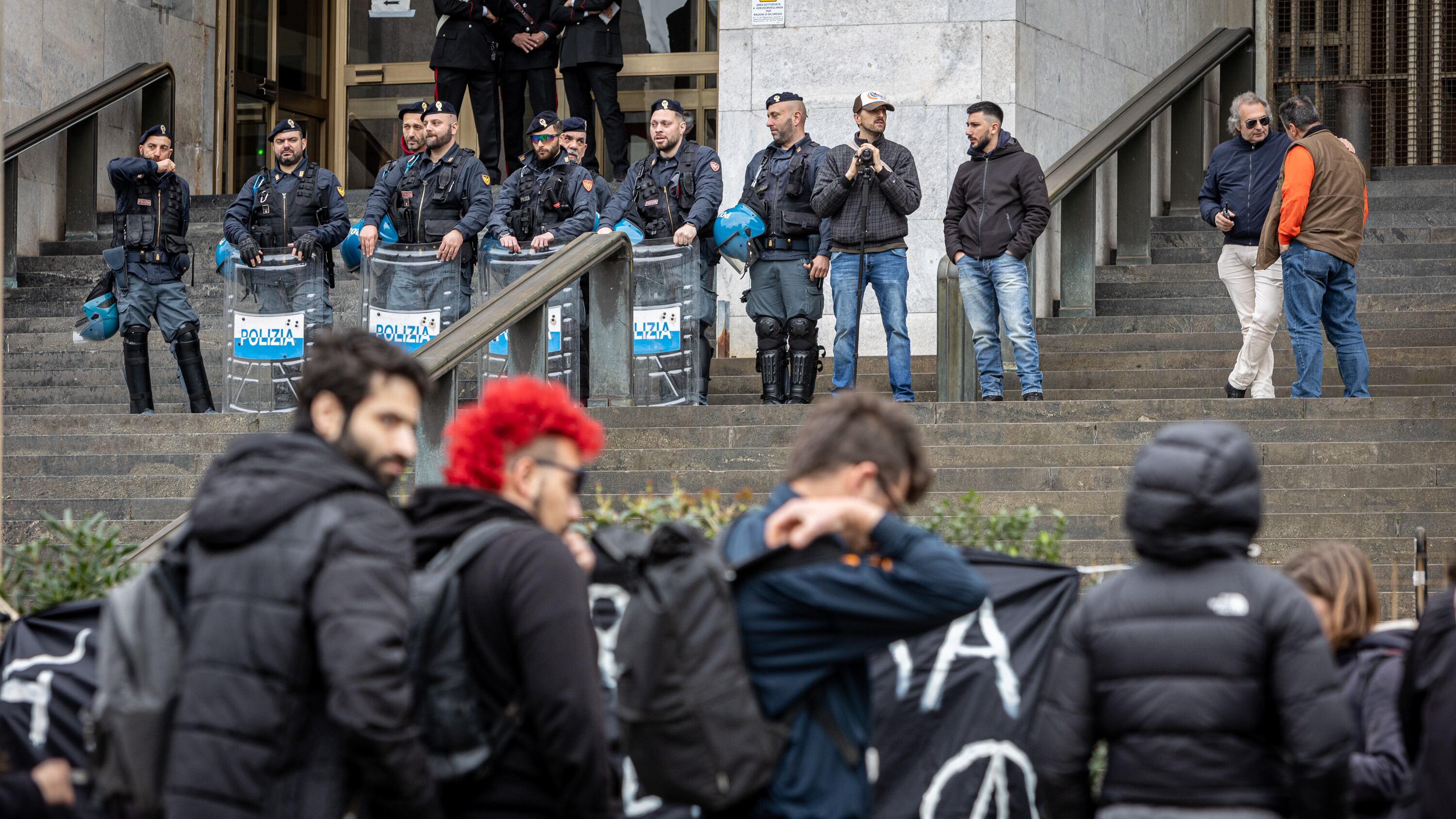 "Vecchi non verrà estradato". Al presidio per Cospito si esulta per l'attivista del G8