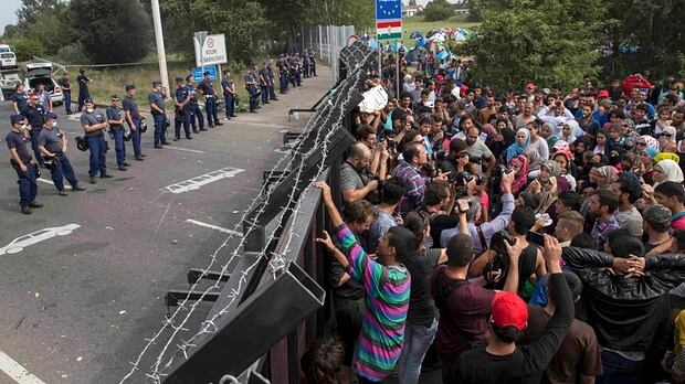 La Croazia apre ai migranti: la prossima meta sarà l'Italia