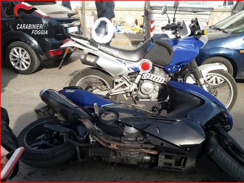 Lancia scooter contro i carabinieri dopo aver forzato posto di blocco