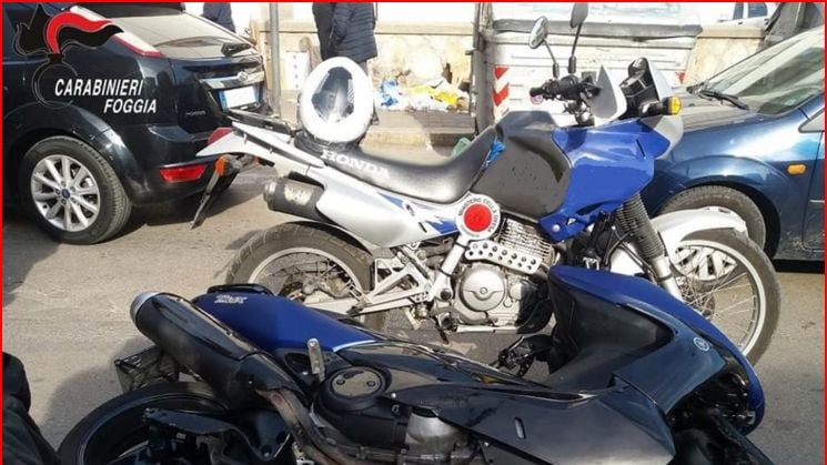 Lancia scooter contro i carabinieri dopo aver forzato posto di blocco