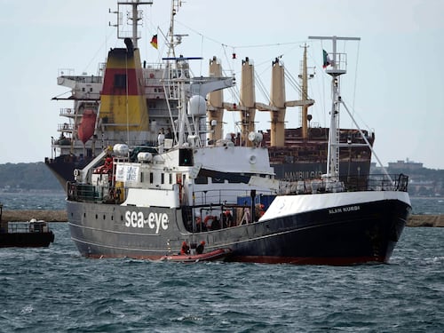 La tedesca Sea Eye "sequestra" 414 immigrati. Mare Jonio (sotto inchiesta) è pronta a salpare