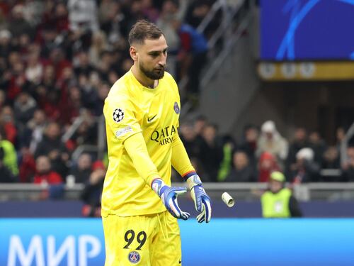 Dalle banconote finte ai fischi assordanti: notte da incubo per Donnarumma a San Siro