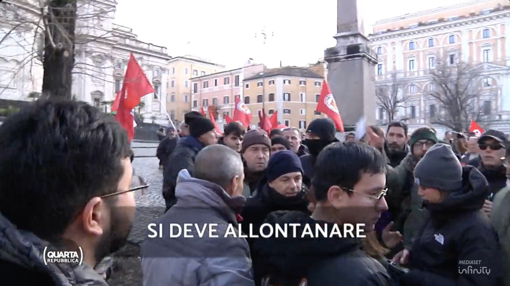 "Levati dal c...", "Fuori". La piazza Pro Mad insulta e caccia due venezuelani