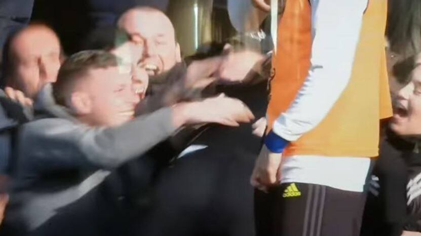 Conte senza freni: si getta tra i tifosi del Chelsea per esultare