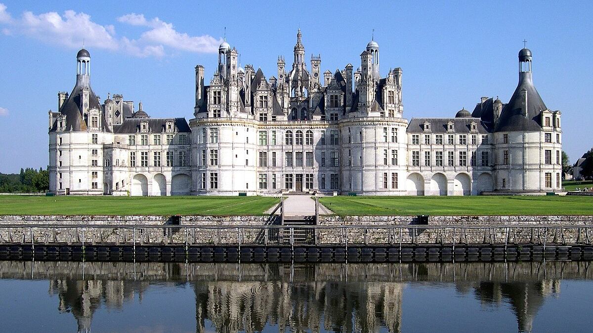 Un castello per i 40 anni del "sovrano" Macron