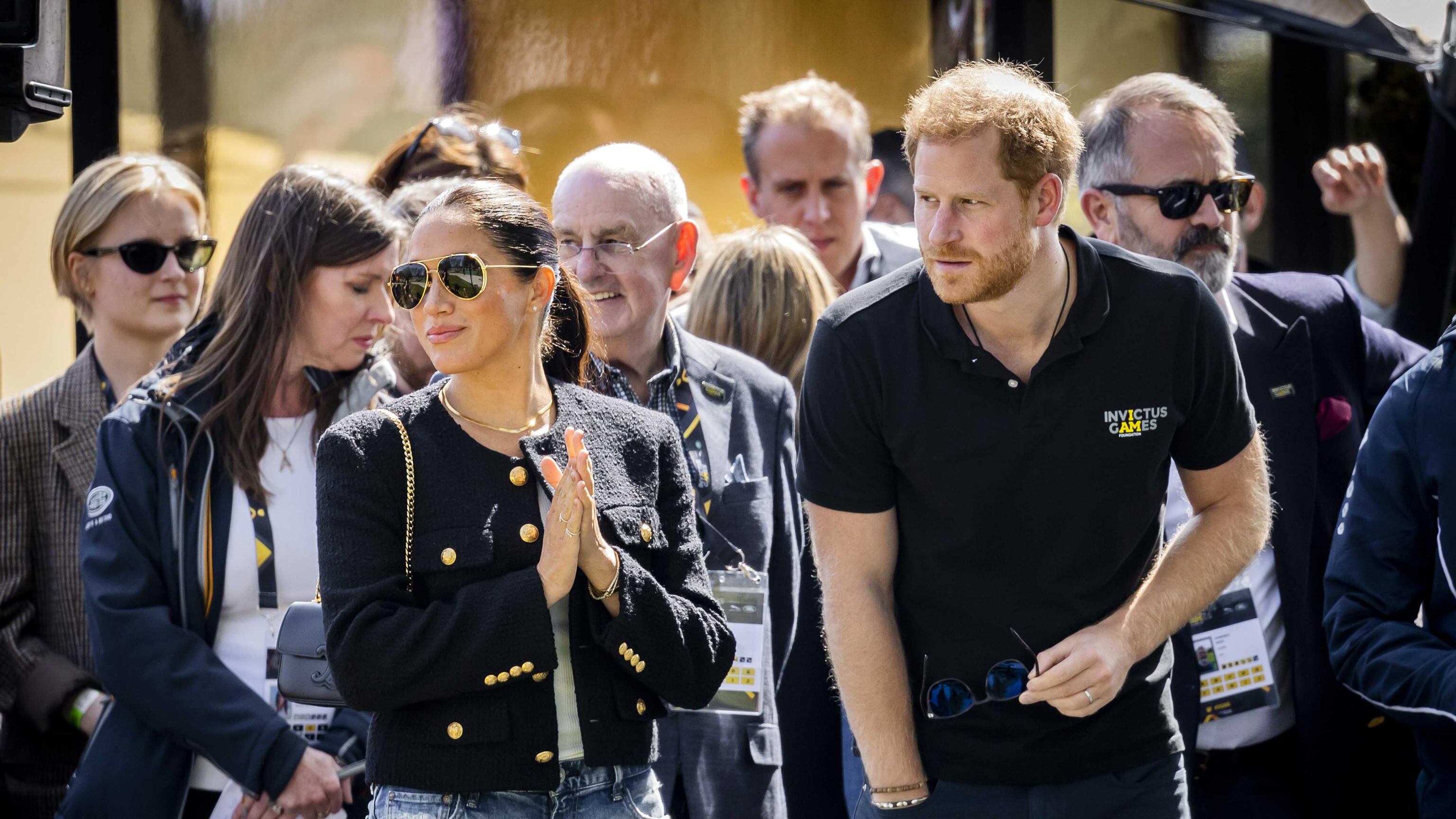 Harry e Meghan precipitano nei sondaggi: la più amata è la Regina