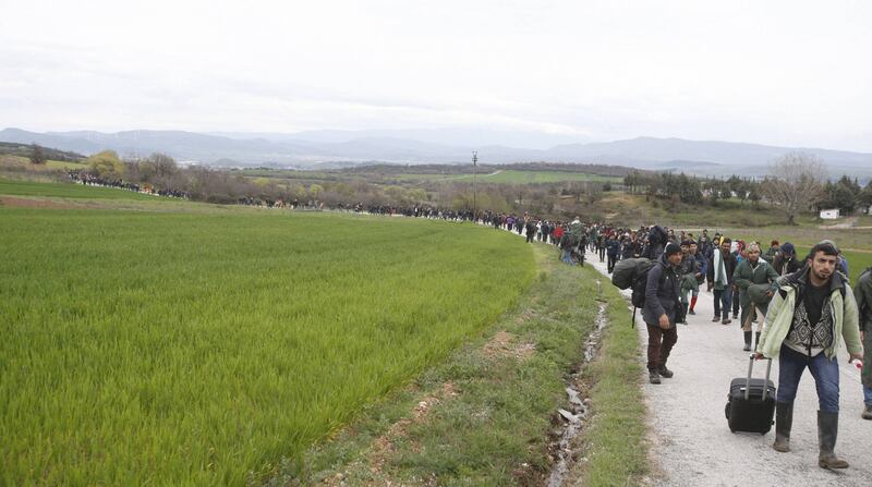 I migranti guadano il fiume tra Grecia e Macedonia 2