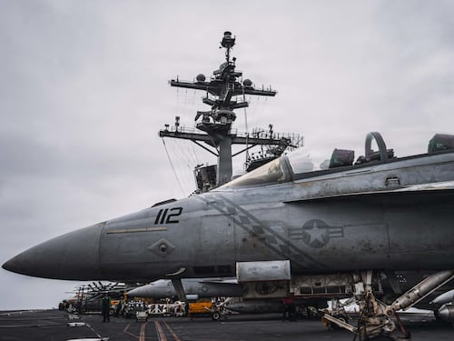 Escalation Usa-Iran, caccia americani danneggiati dagli attacchi di Teheran. I Pasdaran: “Siamo pronti a operazioni offensive”