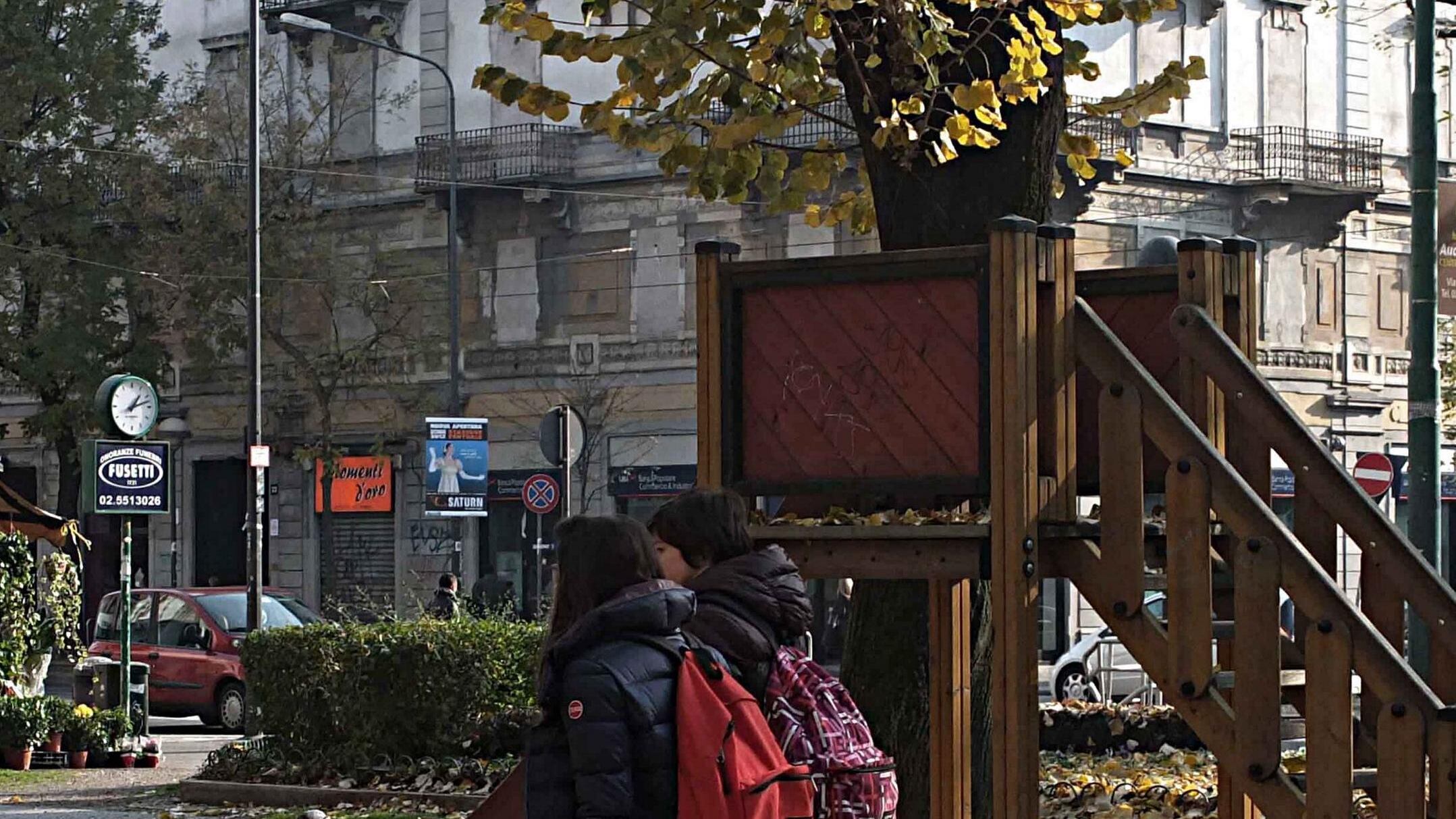 Parco occupato da balordi Il Comune? Toglie i giochi