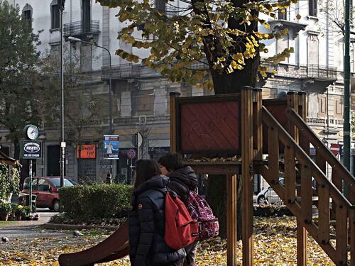 Parco occupato da balordi Il Comune? Toglie i giochi