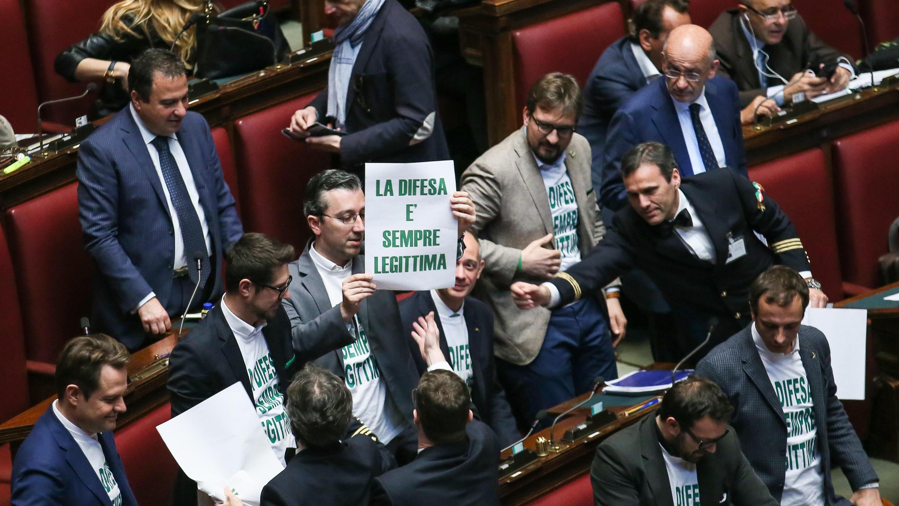 Rinvio sulla legittima difesa Insorge la Lega: "Vergogna"