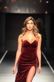 Belen Rodriguez, le mutandine bianche alla sfilata 28