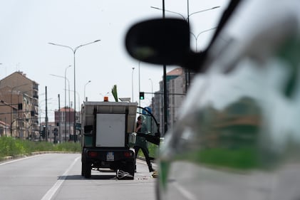 Torino, travolta dal camioncino dei rifiuti, donna muore a 59 anni. Le immagini 7