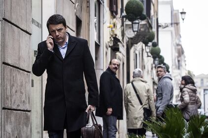 Renzi solo e pensoso verso la sede del Pd 6