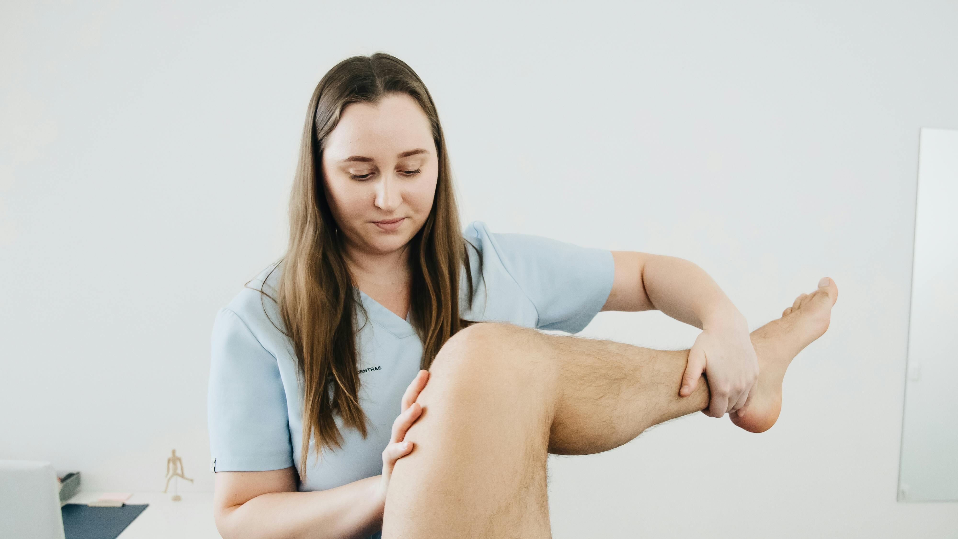 Dolori alle ginocchia, più comuni dopo i 50 anni: le possibili cause