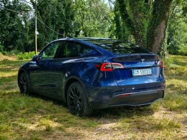 Tesla Model Y RWD 2023, guarda la galleria fotografica  7