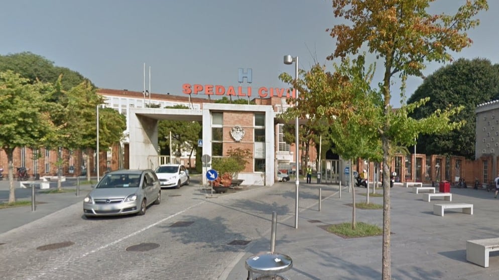 Massacra la compagna e dà fuoco alla sua casa: lei si salva e lo denuncia