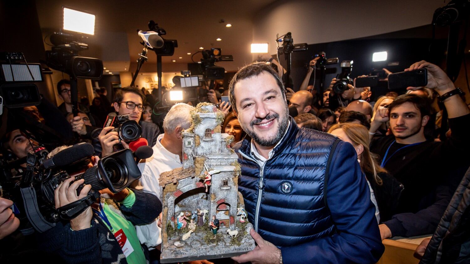 Il dito medio di Bossi e il presepe di Salvini: così la Lega Nord va in pensione