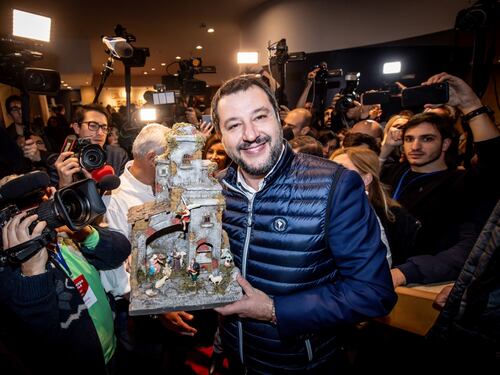 Il dito medio di Bossi e il presepe di Salvini: così la Lega Nord va in pensione