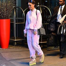 Rihanna stupisce ​in "total pink" 5