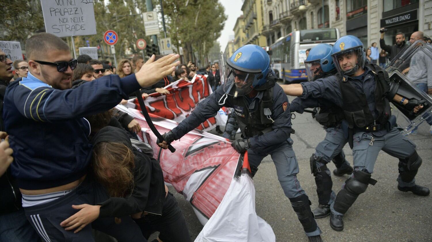 G7 Torino, scontri tra manifestanti e forze dell'ordine