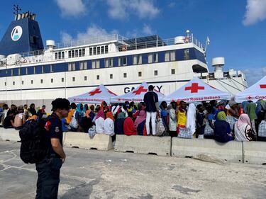 Boom di arrivi a Lampedusa: l’assedio sul molo 5