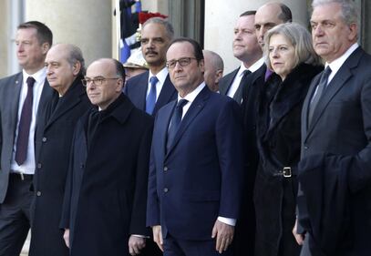 L'abbraccio a Parigi dei leader mondiali 9
