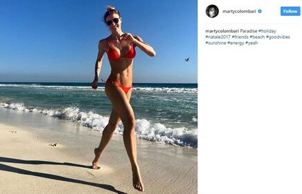 Martina Colombari: fisico scolpito in spiaggia per Natale 2
