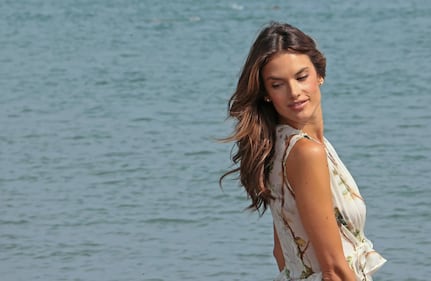 Venezia 72, Alessandra Ambrosio incanta con l'abito trasparente 1