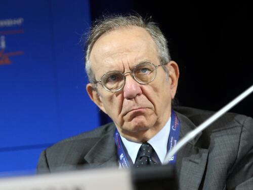Tasse, Padoan corregge Renzi: prima dei tagli pensiamo all'Iva