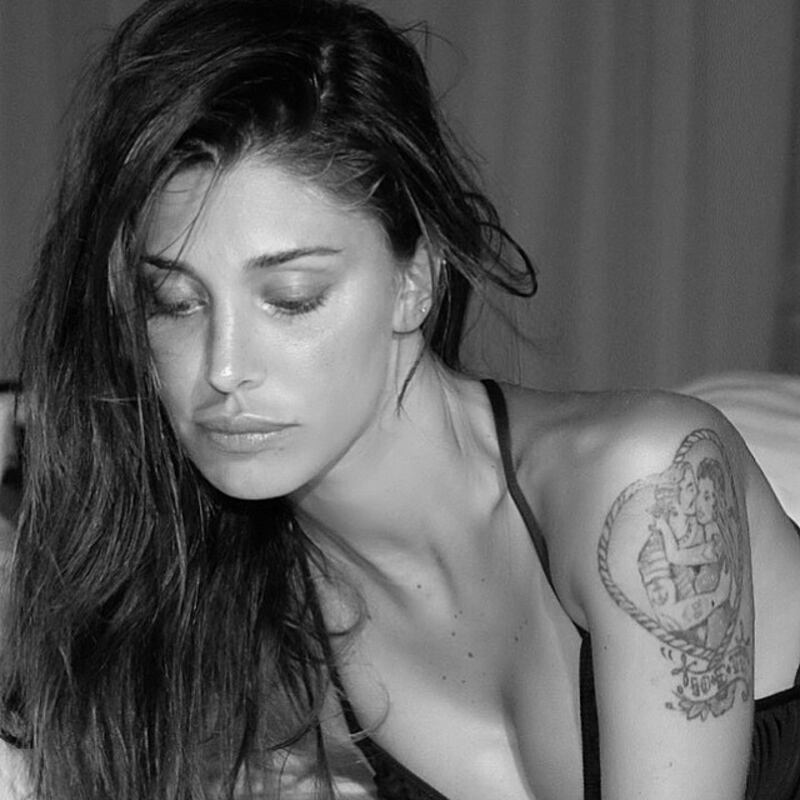 Belen Rodriguez: boss in intimo per il suo nuovo ristorante 17