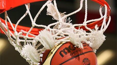 Il calcio dei ricchi va al mare. Il basket fa il cenone in campo