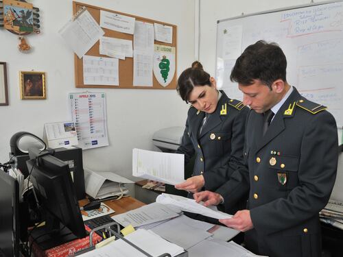 Immigrazione, frutteria finta in cambio di permessi di soggiorno