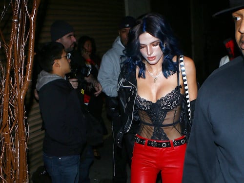 Bella Thorne cambia look. Ora i capelli sono blu