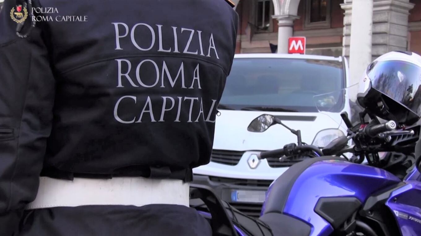 La lama alla gola, poi lo spray. Paura per una vigilessa