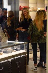 Chiara Ferragni fa shopping in centro a Milano 9