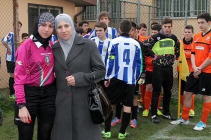 Chahida, il primo arbitro donna con il velo 2