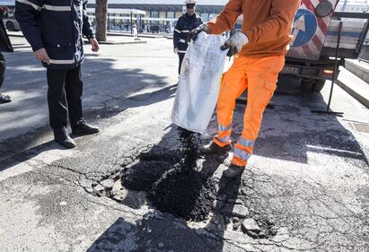 Gli interventi dei vigili urbani per chiudere le buche sulle strade della Capitale 1