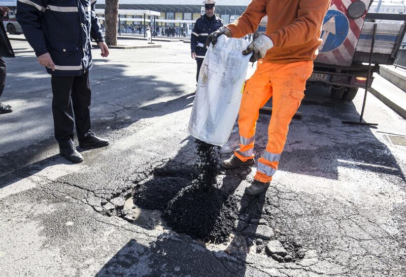 Gli interventi dei vigili urbani per chiudere le buche sulle strade della Capitale 1