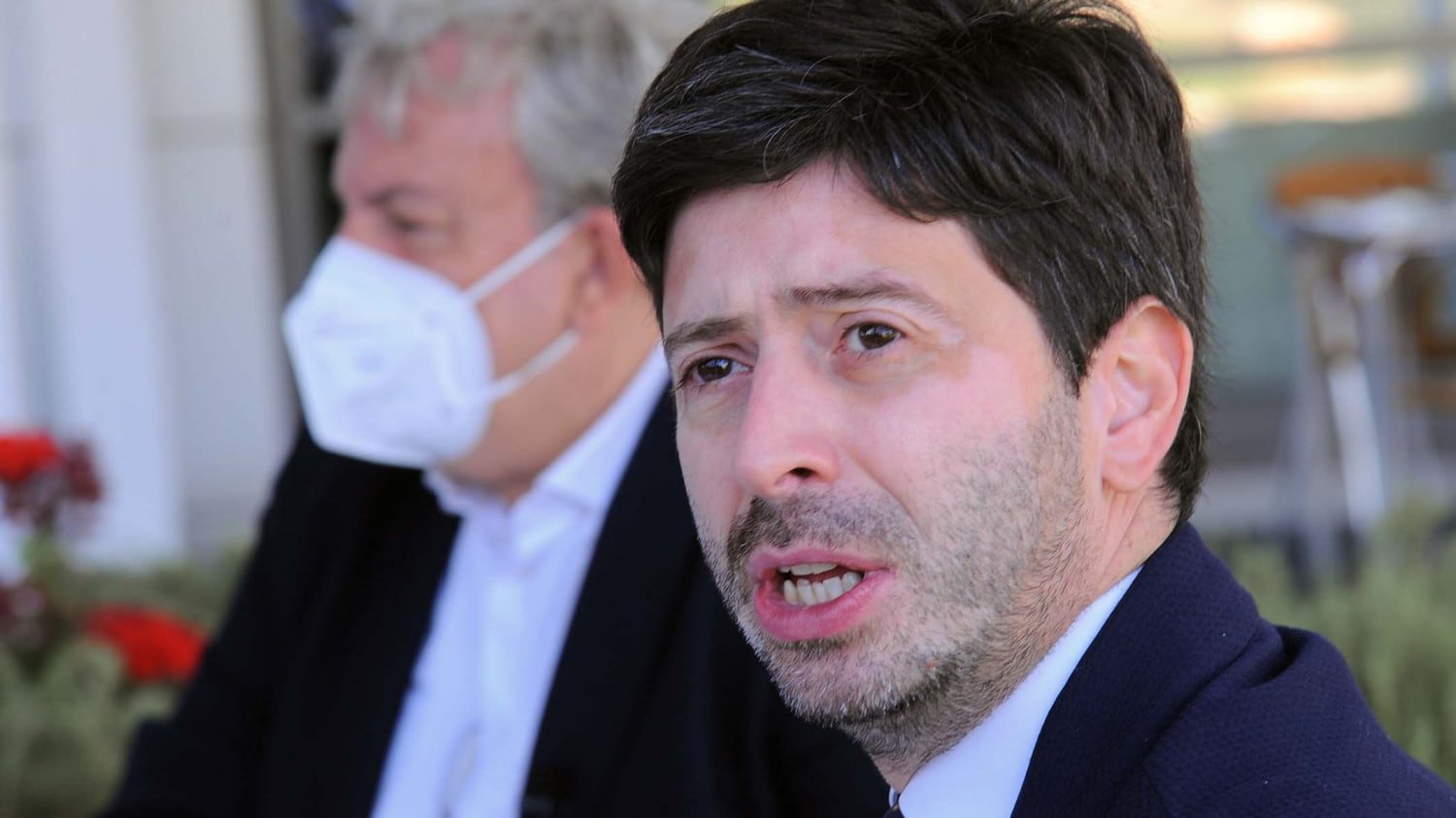 Il ministro comunista voleva il modello Stasi. Il blitz fallito di Speranza sulla polizia nelle case
