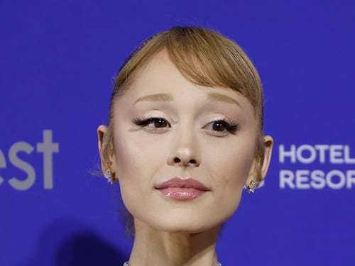 Ariana Grande dice basta: si ritira dagli eventi pubblici dopo le continue critiche sul suo aspetto