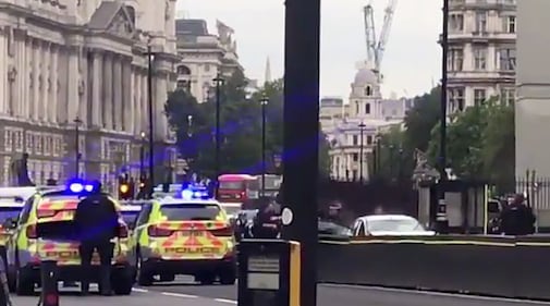 Londra, auto contro il parlamento 5